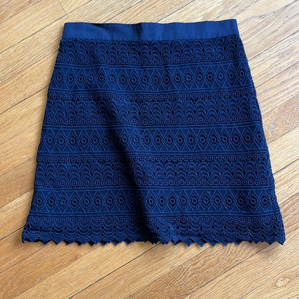 Loft navy eyelet skirt size 6 EUC